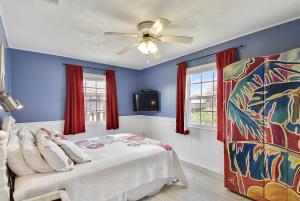 Photo #5 of Paradise Found in Galveston, TX