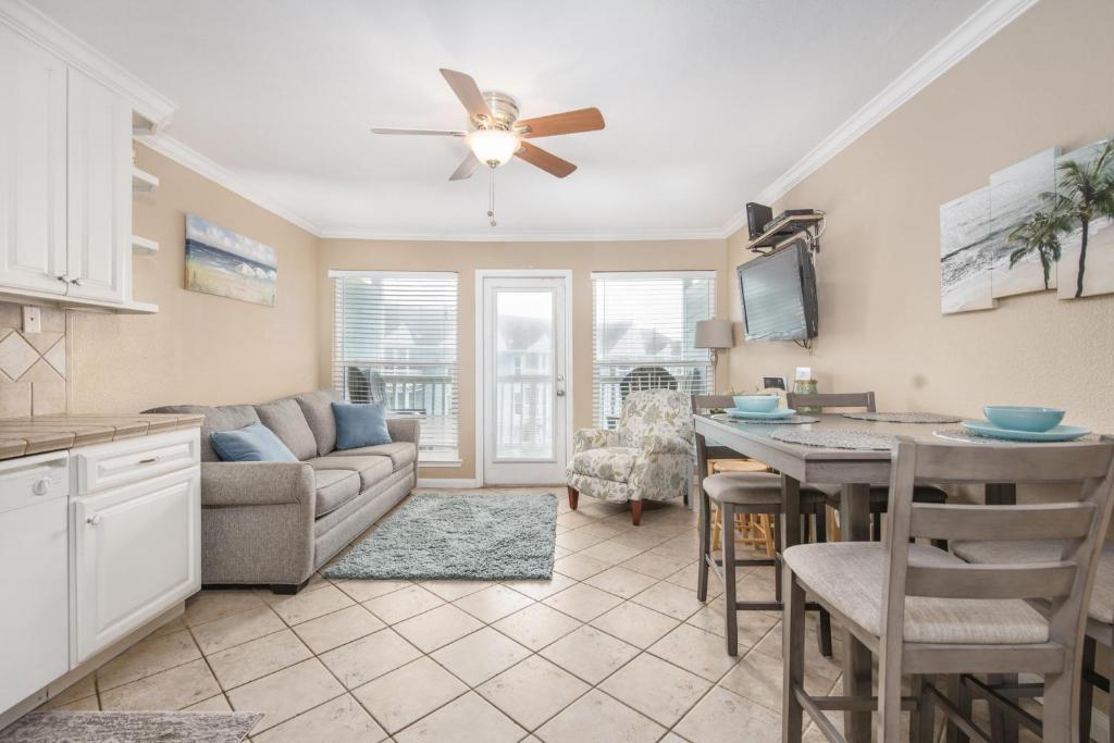 Photo of Seascape 1321 Hotel Room in Jamaica Beach, TX