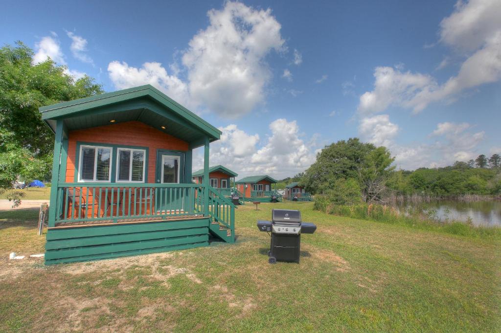 Photo of Lake Conroe Queen Studio Cabin 5 in Willis, TX