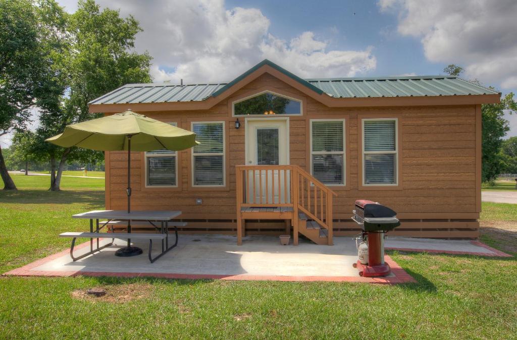 Photo of Lake Conroe Two-Bedroom Cabin 13 in Willis, TX