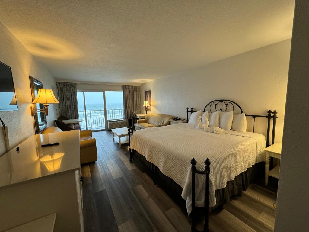 Photo of Emerald Shores Hotel - Daytona Beach in Daytona Beach, FL
