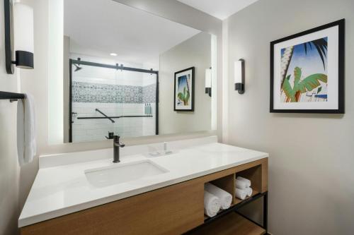 Photo #3 of Courtyard by Marriott Oceanside Fort Lauderdale Beach in Fort Lauderdale, FL