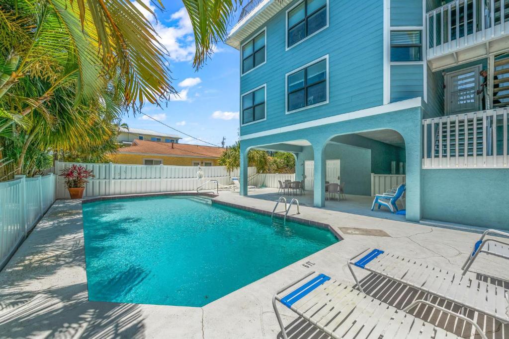 Photo of Tropical Sunset 4 in Holmes Beach, FL
