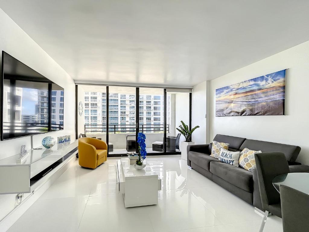 Photo of Beach Paradise a cozy ocean view condo on the beach with free parking in Hollywood, FL