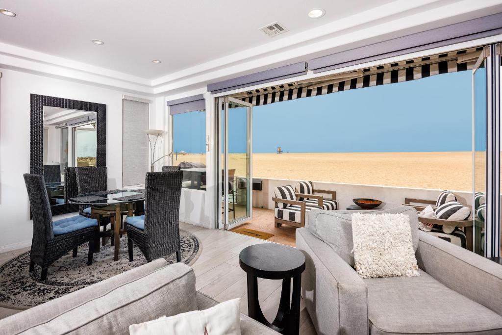 Photo #1 of 204 E Oceanfront A in Newport Beach, CA