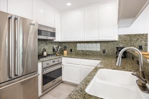 Photo #4 of 204 E Oceanfront A in Newport Beach, CA