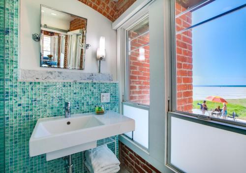 Photo #3 of Venice Breeze Suites in Los Angeles, CA