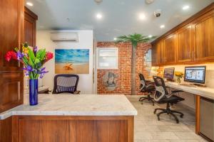 Photo #5 of Venice Breeze Suites in Los Angeles, CA