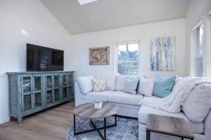 Photo #4 of Oceanview Beach Home Walk to Beach Trails Food Family Activities in Pacifica, CA