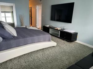 Photo #5 of Penthouse Beach Front 1st line, 2 BR, 2 BA, New Decoration & Furnitures, unobstructed view of the beautiful Atlantic, free parking in Lauderdale by the Sea, FL
