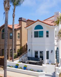 Photo #5 of The White House with spa, bikes and steps to the beach and down town main street shops and dining in Huntington Beach, CA
