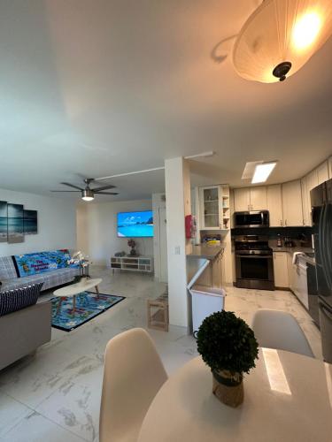 Photo #3 of WELLCOME TO LOVELY CONDO 2 BEDS 2 BATHS FREE PARKING IN WAIKIKI BEACH in Honolulu, HI