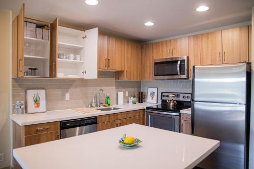 Photo #3 of Luxurious Apartment With The Marina View in Marina del Rey, CA