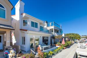 Photo #5 of Balboa Island Grand Canal with Garage Patio Grill AC and Linens in Newport Beach, CA