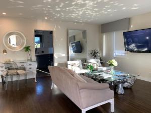 Photo #5 of Quiet3BD2BABikesDeckGarageLaundry in Los Angeles, CA