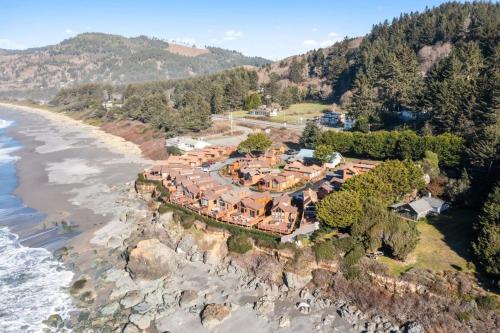 Photo #3 of Ocean Front Cabin 16, Jacuzzi & Incredible Views in Smith River, CA