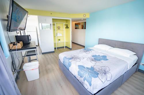 Photo #2 of Waikiki Monarch Hotel Studio Near Waikiki - Mountain and City View - Full Kitchen in Honolulu, HI
