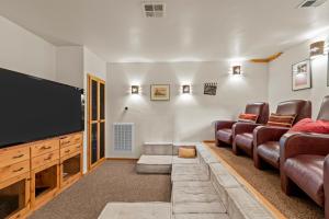 Photo #5 of Willow Cove Log Cabin in Bass Lake, CA