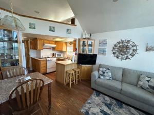 Photo #4 of Oceanfront Cabin 9 With Jacuzzi & Awesome Views in Smith River, CA
