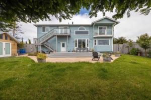 Photo #6 of Coastal Dream - 2 Blocks to ocean, steps to beach, hot tub, coastal trail, BBQ in Half Moon Bay, CA