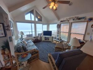 Photo #5 of Luxurious Oceanfront Cabin 7 Getaway W Hot Tub in Smith River, CA