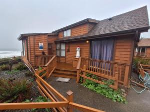 Photo #6 of Luxurious Oceanfront Cabin 7 Getaway W Hot Tub in Smith River, CA