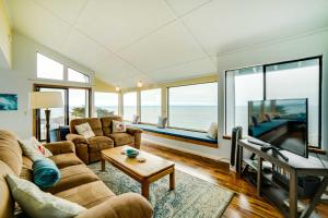 Photo #5 of Rahus Ocean Refuge with Manchester Coast Views! in Manchester, CA