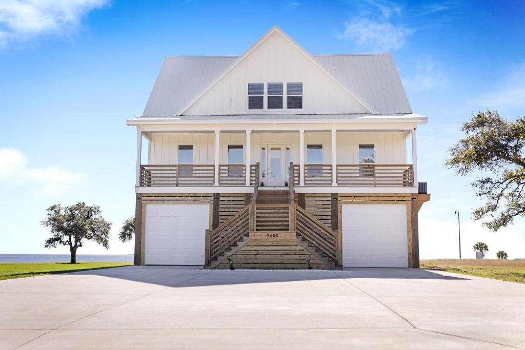Photo of Luxury Views, Heated Pool, Spa, and Golf Green in Gulfport, MS