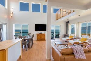Photo #5 of Exquisite Oceanview! by OceanviewHotTubs Oceanfront! Shelter Cove, CA Tesla EV station in Whitethorn, CA
