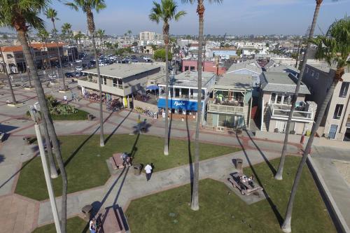 Photo #2 of 2010 W Oceanfront in Newport Beach, CA