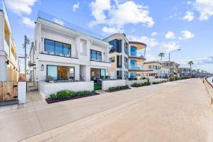 Photo #5 of N Oceanfront Masterpiece with Rooftop & Hot Tub in San Diego, CA