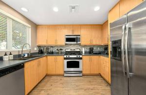 Photo #5 of The Coral Loft - Marina Bliss Water view 2BR Pool, Gym in Marina del Rey, CA