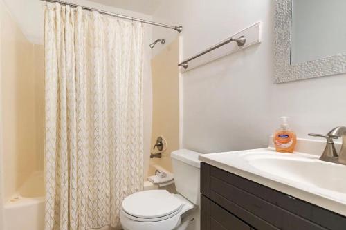Photo #3 of Cute Coastal Condo- 2 Bedrooms 2 Bathrooms- Pool, Hot Tub, Tennis, Pickleball in Hilton Head Island, SC