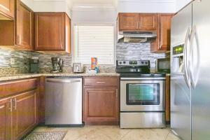 Photo #4 of Cute Coastal Condo- 2 Bedrooms 2 Bathrooms- Pool, Hot Tub, Tennis, Pickleball in Hilton Head Island, SC