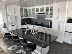Photo #4 of Elegant with spectacular view & steps to so much. in Long Beach, CA