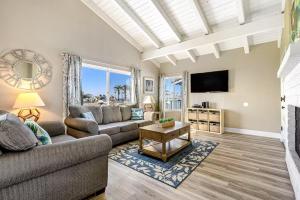 Photo #5 of Stunning 2nd Floor Beachfront Home with Balcony, Ocean Views, and Prime Location in Newport Beach, CA