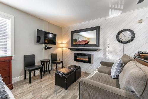 Photo #3 of Deluxe Studio Partial Lake View #125 at Donner Lake Village in Truckee, CA