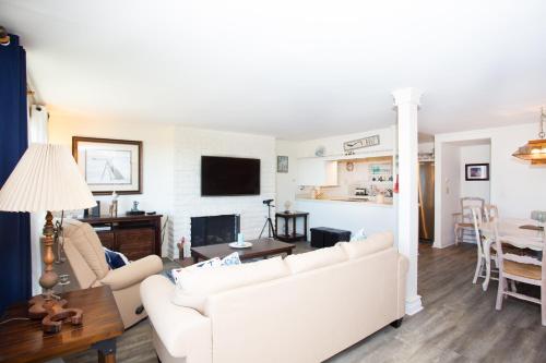Photo #3 of 1121 E Balboa Blvd A & B in Newport Beach, CA