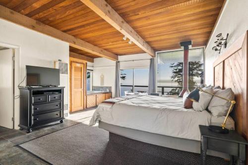 Photo #2 of Driftwood Lodge~5 BR/7 Bath~30-acre Private Estate in Walsh Landing, CA