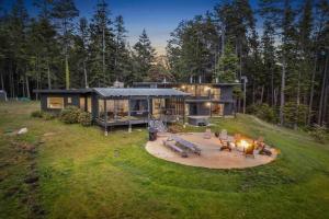Photo #5 of Driftwood Lodge~5 BR/7 Bath~30-acre Private Estate in Walsh Landing, CA