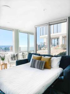 Photo #4 of Oceanfront Condo, Hot Tub, Heated Pool, Beach Access, Beach Gear in Solana Beach, CA