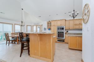 Photo #4 of 7016 - Caribbean Queen by Resort Realty in Waves, NC