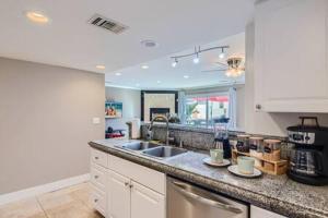 Photo #4 of Awesome 3BR 2BTH 1 Block To Beach C2 in Newport Beach, CA