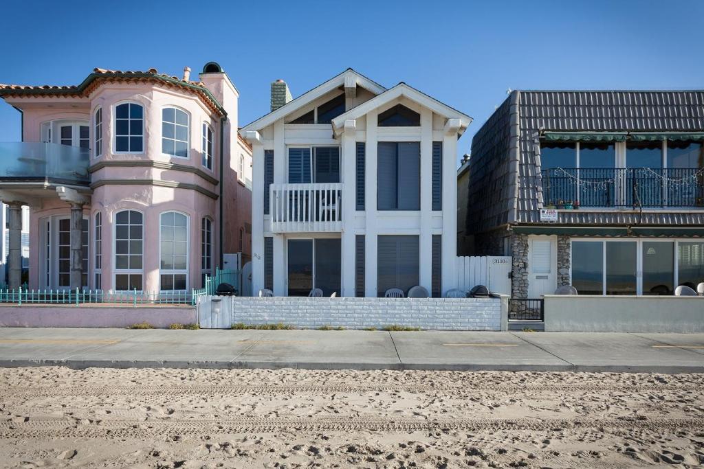 Photo #1 of 3112 W Oceanfront B in Newport Beach, CA