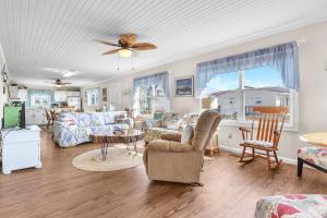 Photo #4 of The Beach Fact Oar by Oak Island Accommodations in Oak Island, NC