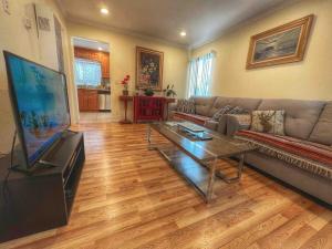 Photo #5 of Pacific Beach Getaway Blocks From The Beach in San Diego, CA