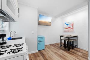 Photo #4 of 1628 West Oceanfront Oasis 2,3 in Newport Beach, CA