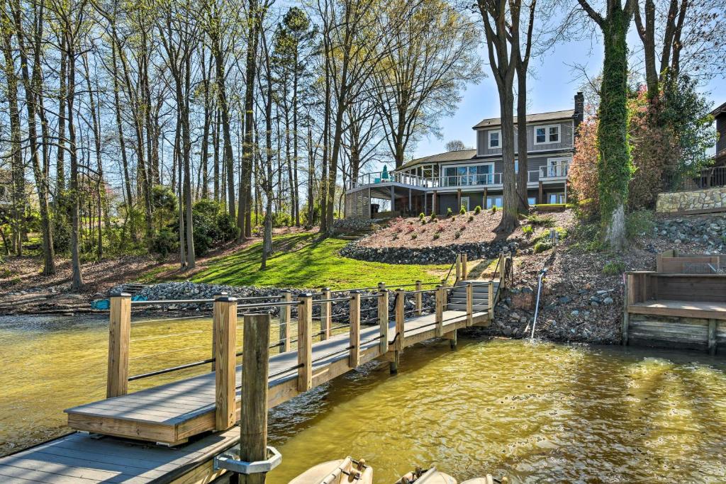 Photo of Riviera Paradise with Private Dock! home in Mooresville, NC