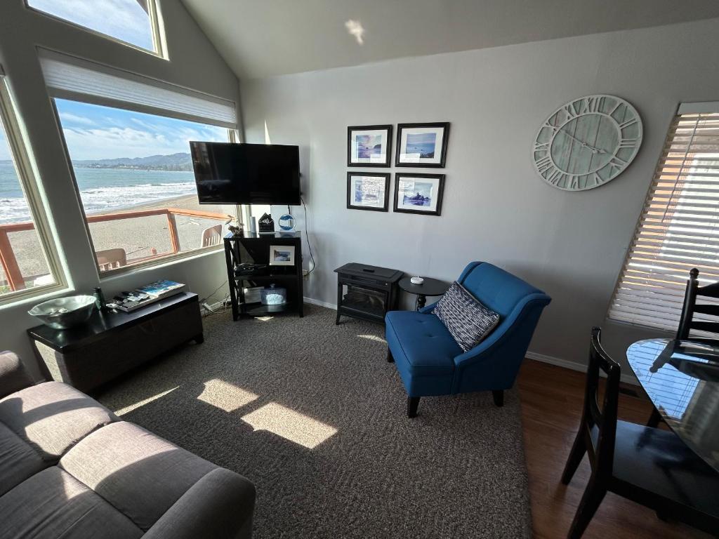 Photo #1 of Oceanfront Cabin 6 W Jacuzzi &awe-inspiring View in Smith River, CA