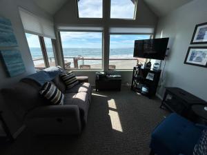 Photo #5 of Oceanfront Cabin 6 W Jacuzzi &awe-inspiring View in Smith River, CA